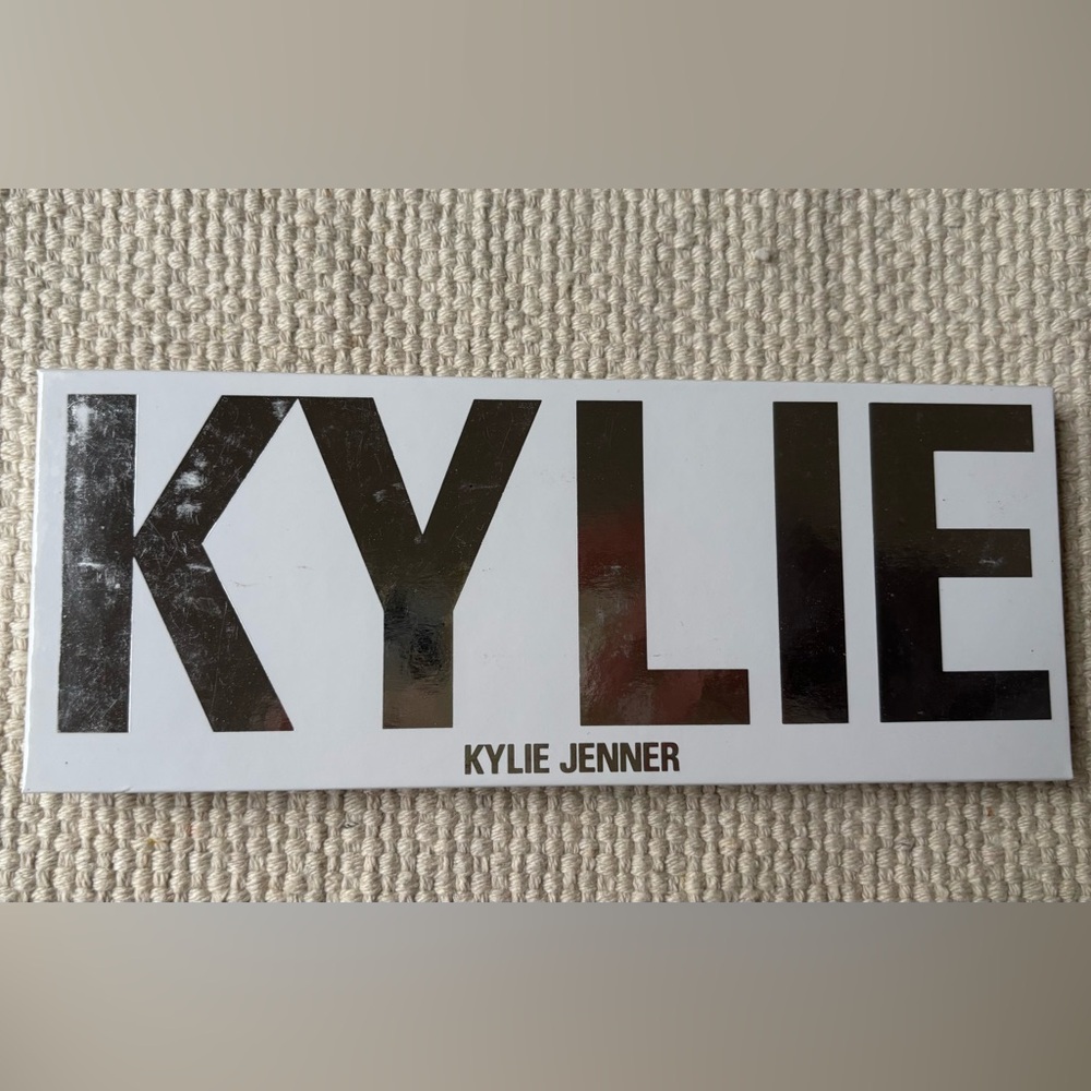 Kylie Jenner pressed powder eyeshadow pallet